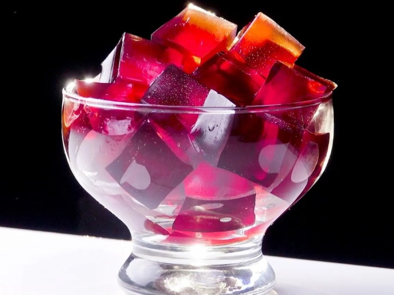 Eine Schale voller Cola-Gummies.