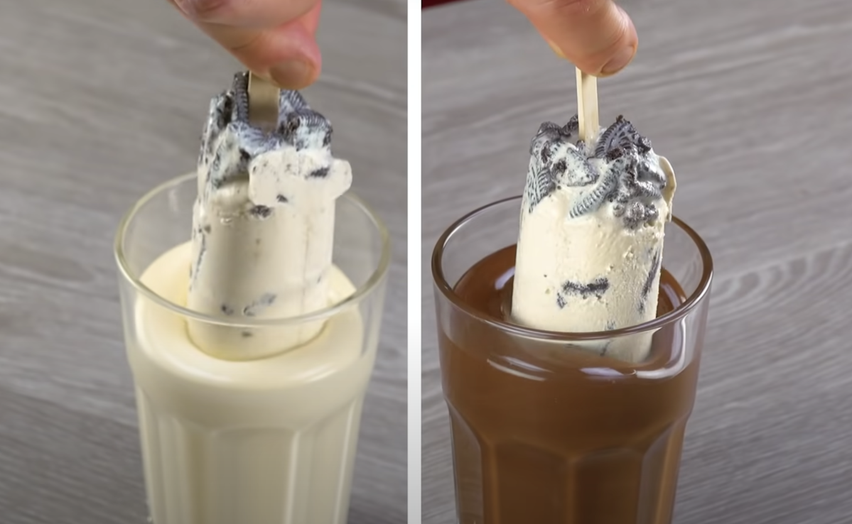 Oreo Eis in Schokolade tauchen