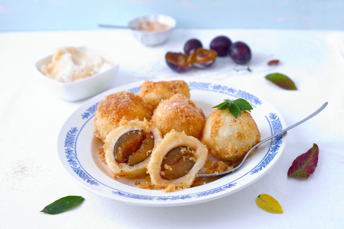 Zwetschgenknödel auf einem Teller