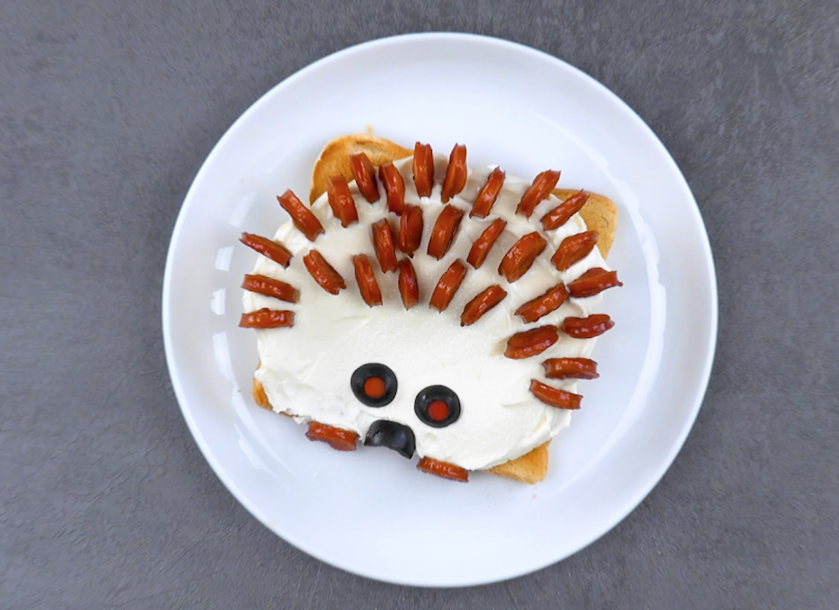 Ein Igel aus Toastbrot, Wiener WÃ¼rstchen und FrischkÃ¤se