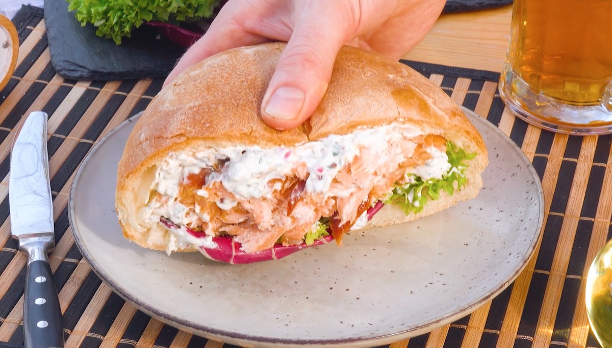 Gegrillter Lachszopf in selbst gebackenem Brot mit KrÃ¤uterschmand und Salat