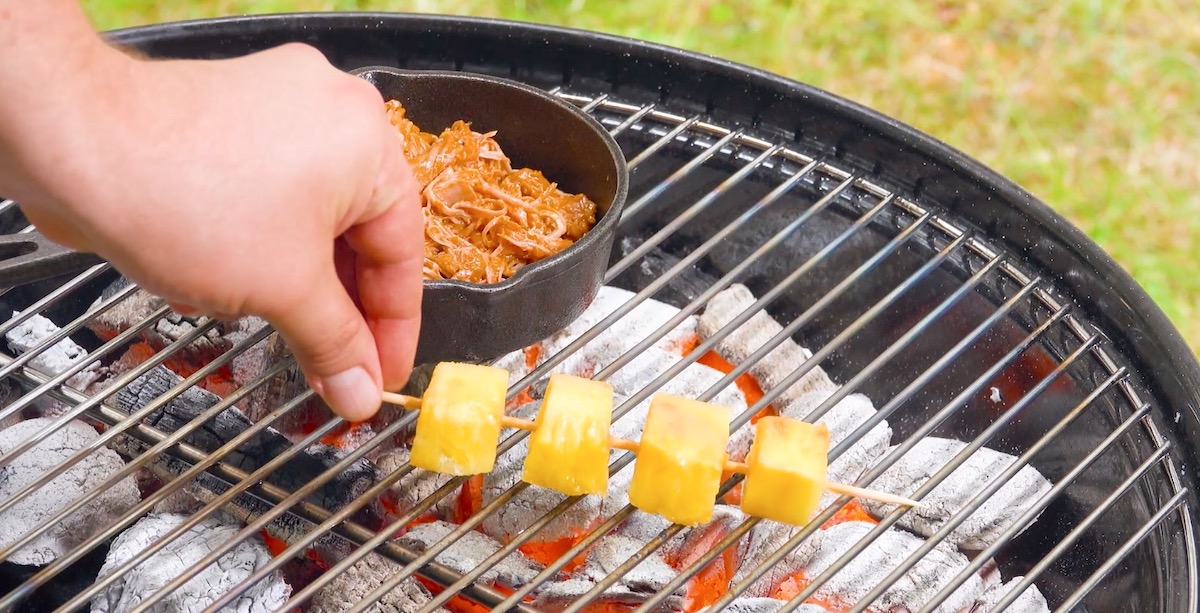 Pulled Pork in Schale und 4 AnanasstÃ¼cke auf SpieÃŸ auf dem Grill