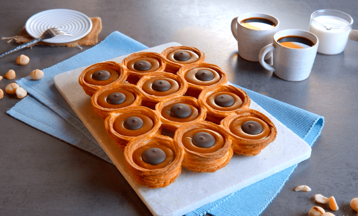 Toffifee-Dessert mit Haselnuss, KaramellsoÃŸe und Brandteig