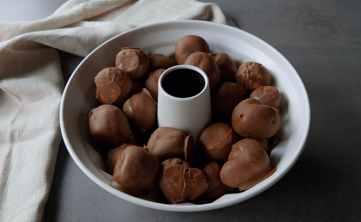 Eine Gugelhupfform mit Schoko-Windbeuteln