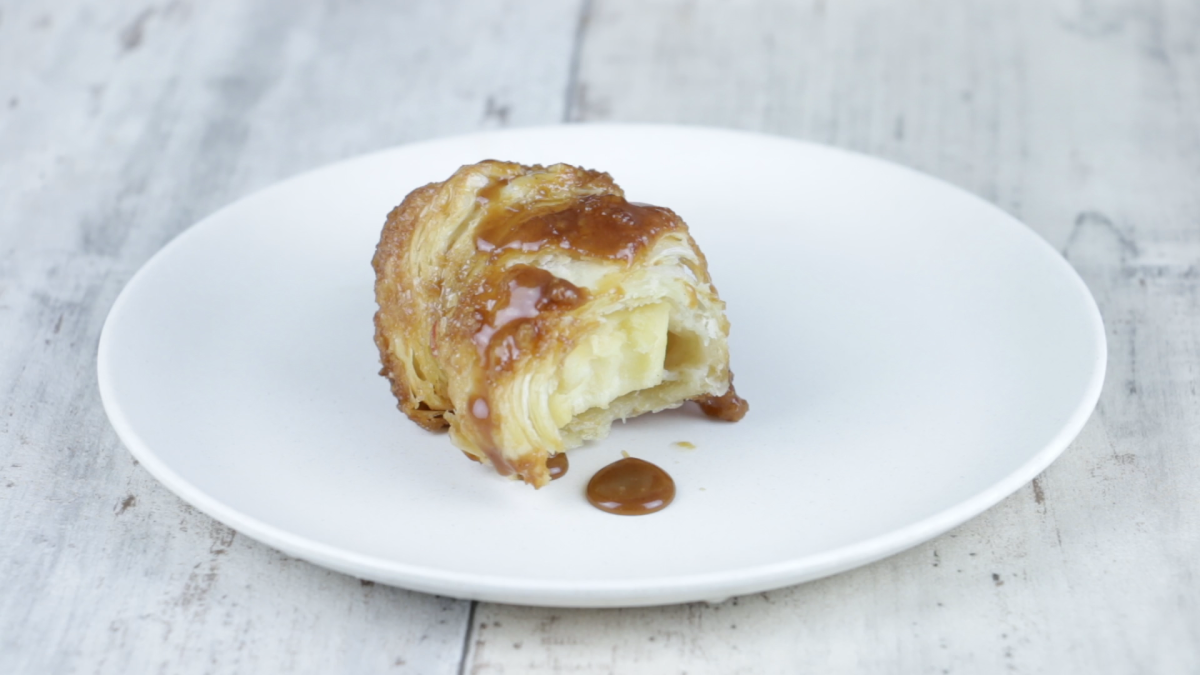 Apfel-Croissant auf einem Teller