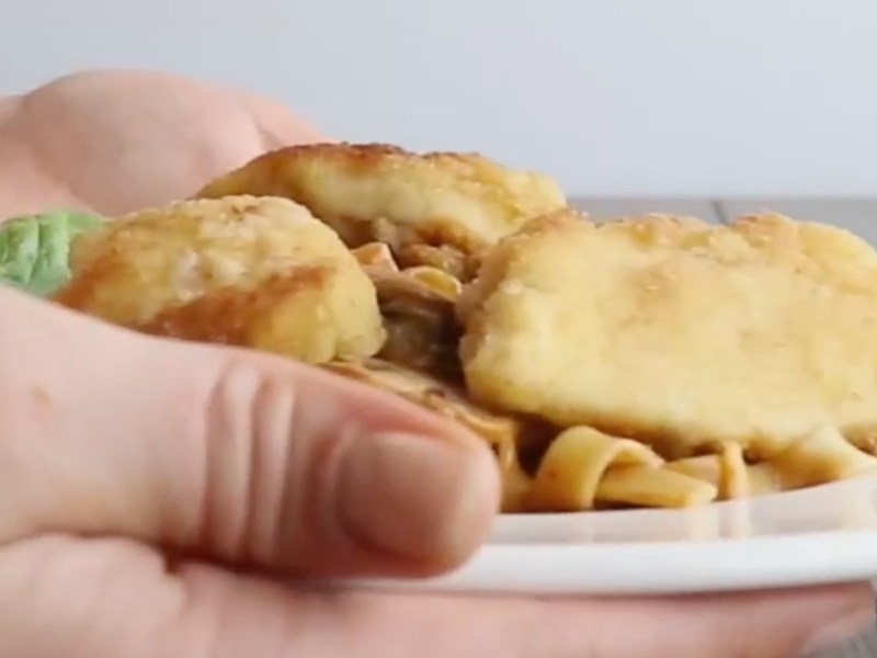 Teller mit Jägerschnitzel-Pasta