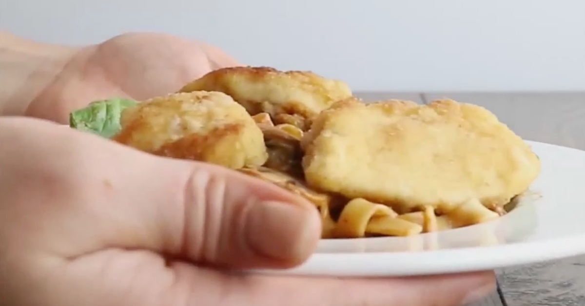 Teller mit Jägerschnitzel-Pasta