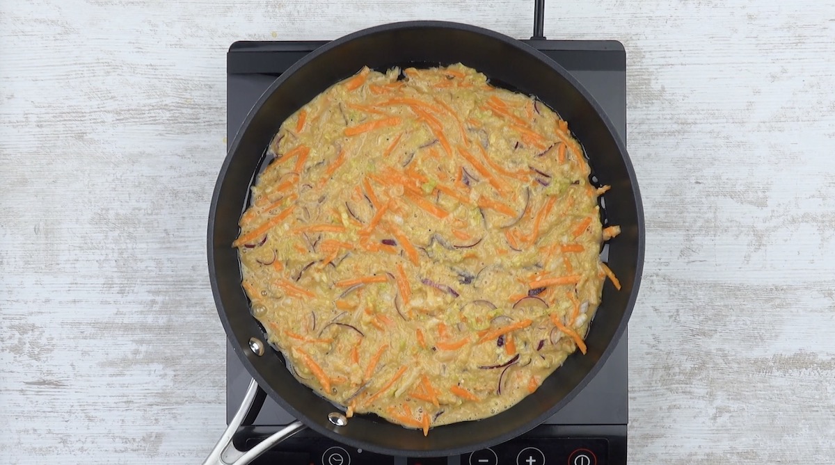 Eimasse fÃ¼r Chinakohl-Frittata in einer Pfanne