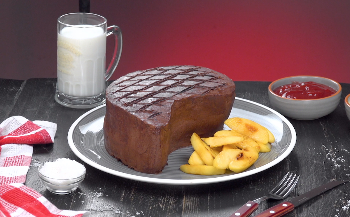 Steak-Kuchen mit Apfel-Pommes, einem Glas Milch und Marmeladen-Kethup