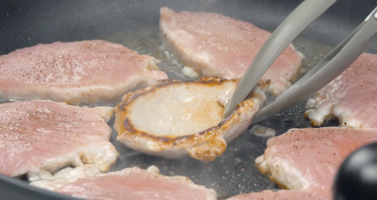 SchweinrÃ¼ckenscheiben werden in Pfanne angebraten