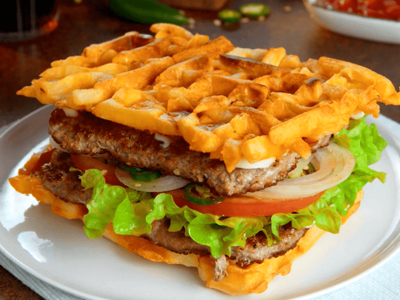 Rezepte mit Pommes: ein Pommes-Burger auf einem Teller.