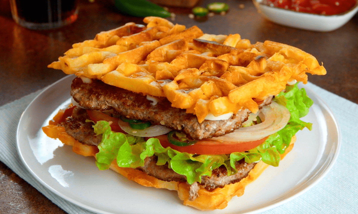 Rezepte mit Pommes: ein Pommes-Burger auf einem Teller.