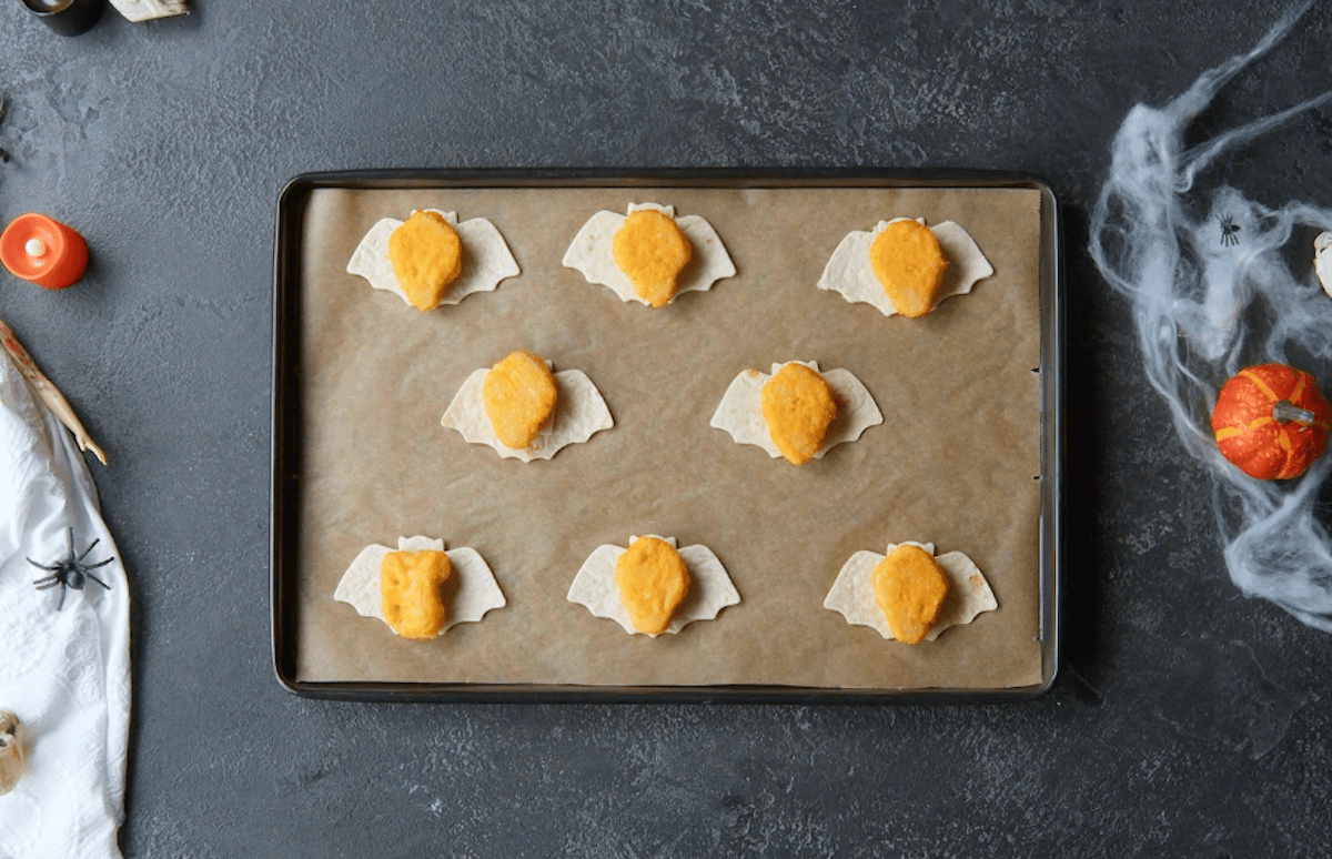 fledermaus tortillas werden mit kÃ¤se und nuggets belegt