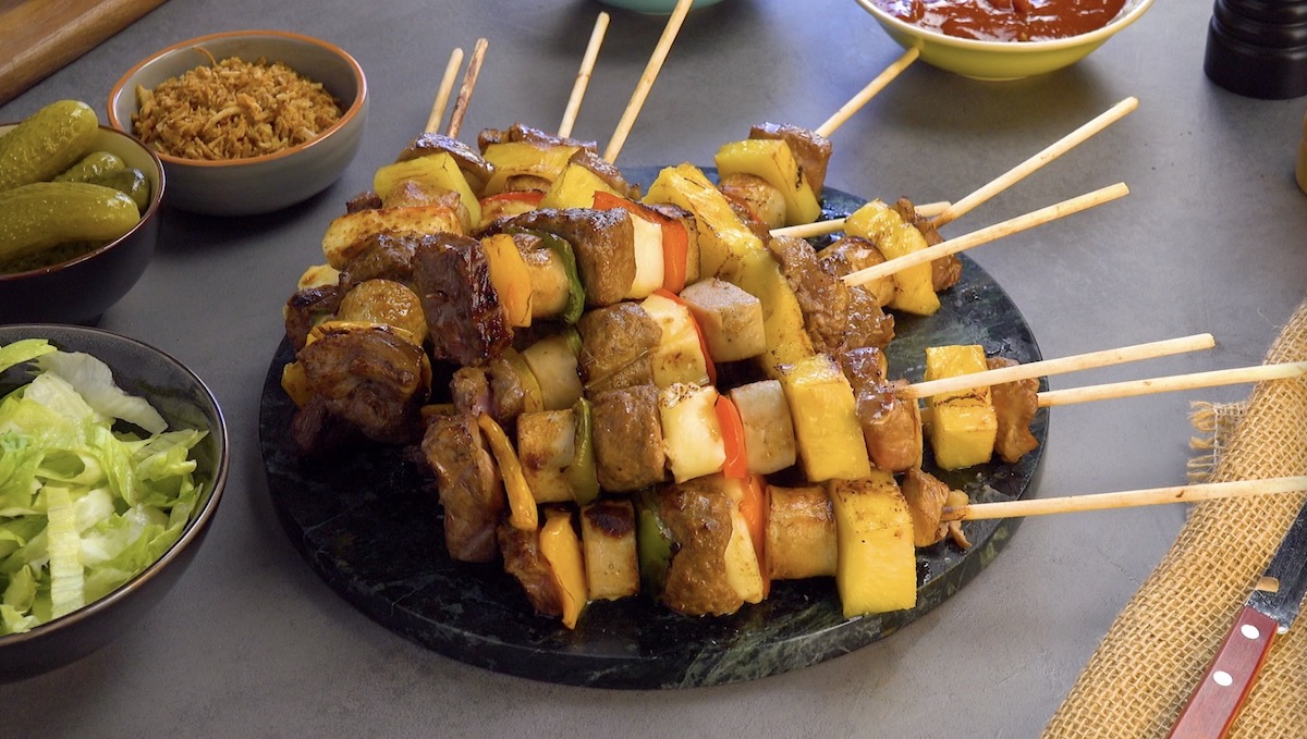 Ein Stapel selbst gemachter GrillspieÃŸe mit Hackfleisch, GemÃ¼se und Ananas