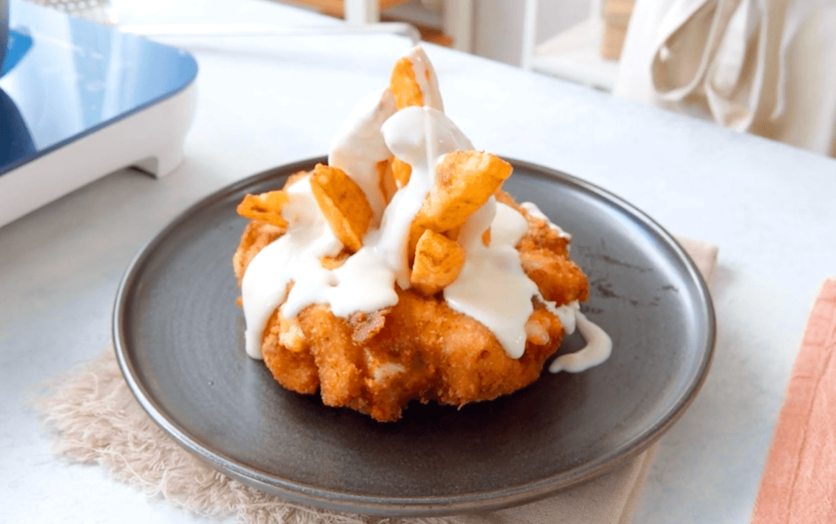 Schnitzel-Donut mit Kartoffelwedges und KÃ¤sesauce