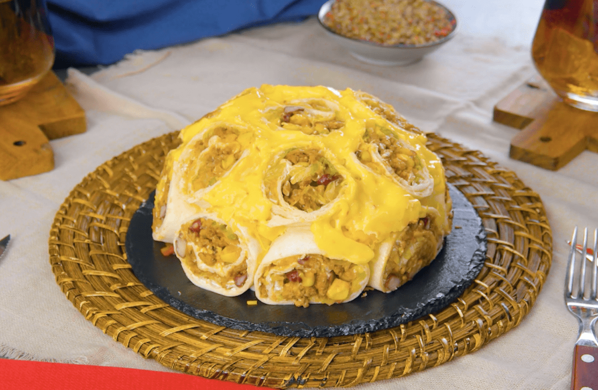 Tortilla Kuppel mit KÃ¤sesauce, Guacamole und CrÃ¨me fraÃ®che