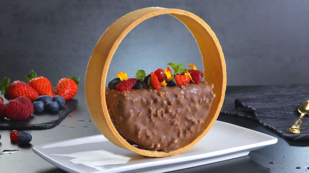 Ringf&ouml;rmiges Dessert aus Parfait und Schokolade.