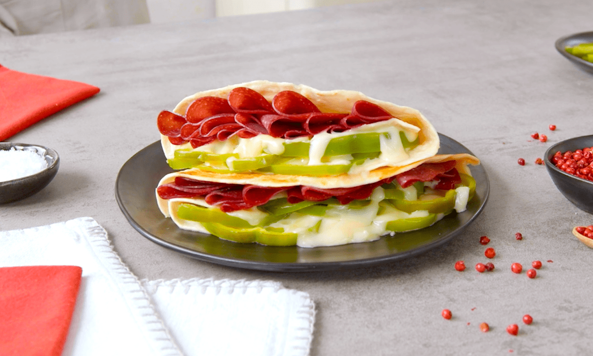 Mit Salami, Paprika, FrischkÃ¤se und KÃ¤se gefÃ¼llte Tortilla-Tasche