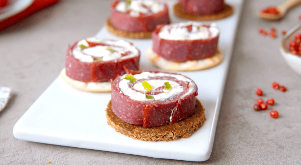 Salami-FrischkÃ¤se-RÃ¶llchen auf Pumpernickel