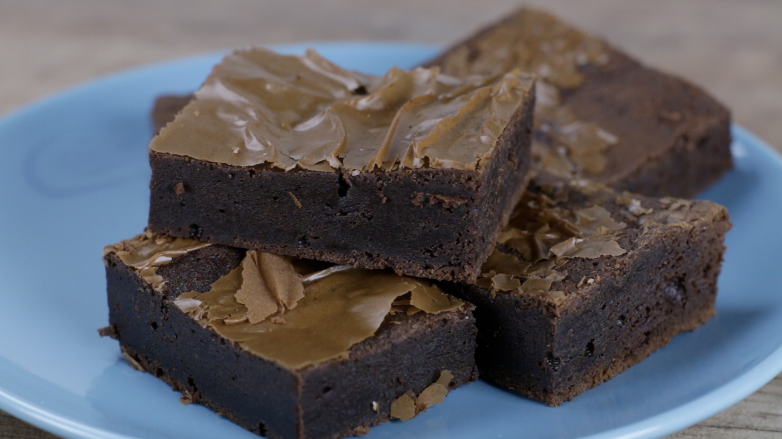 Ein Stapel Nutella-Brownies auf einem Teller.