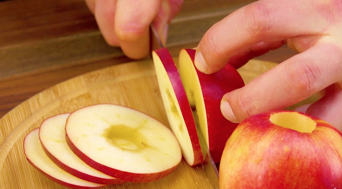 Ã„pfel werden in Scheiben geschnitten