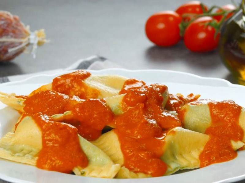 Teller mit selbst gemachten Pizza-Ravioli