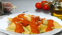 Teller mit selbst gemachten Pizza-Ravioli