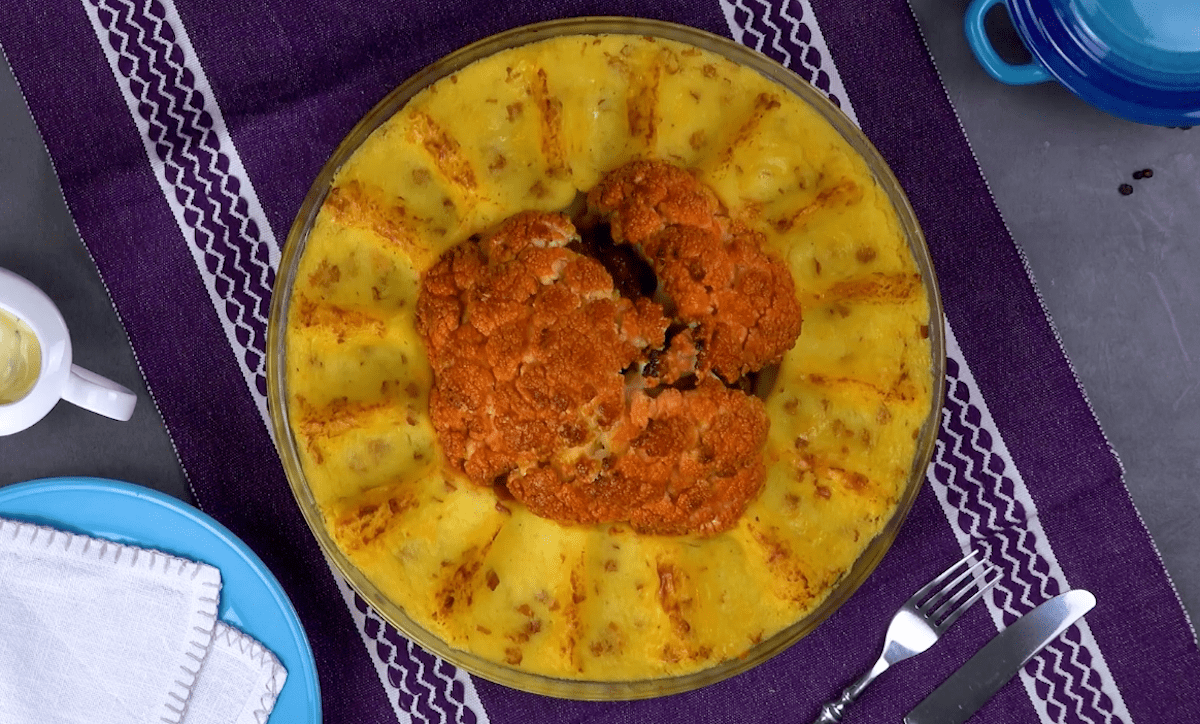 Mit Hackfleisch gefüllter Blumenkohl in einem Bett aus cremigem Kartoffelpüree.