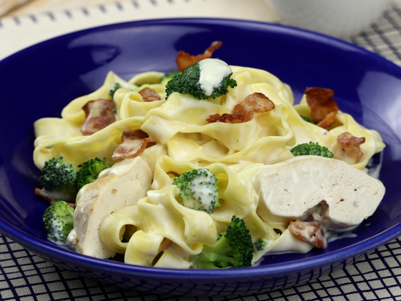 Teller mit Hähnchen-Pasta in Sahnesoße