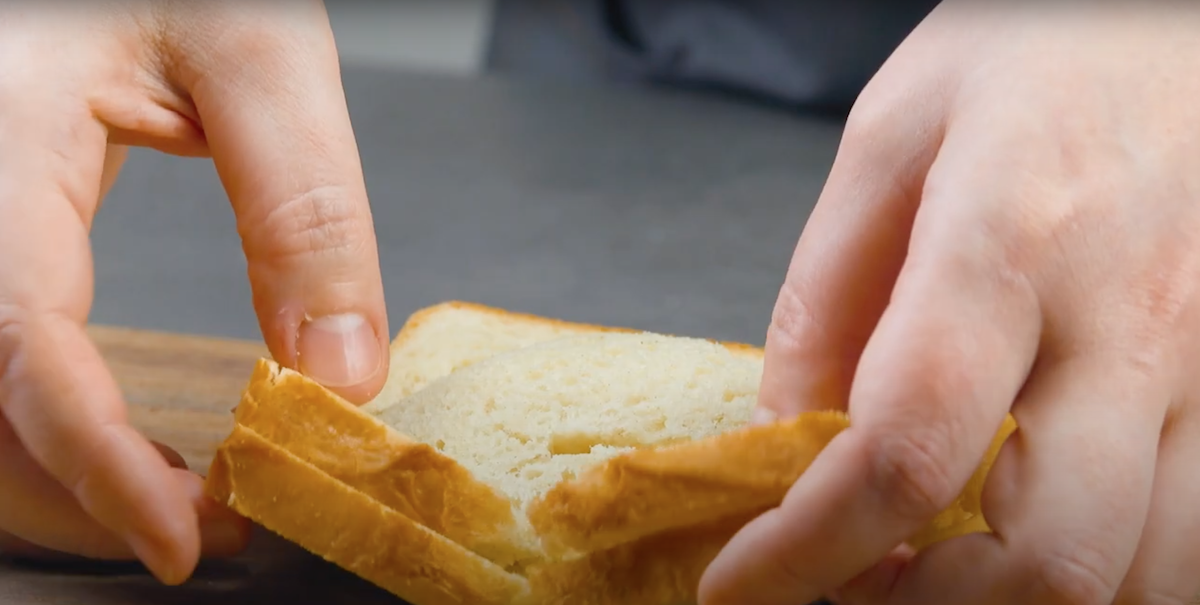 Restliches Toastbrot wird mit HÃ¤nden entfernt