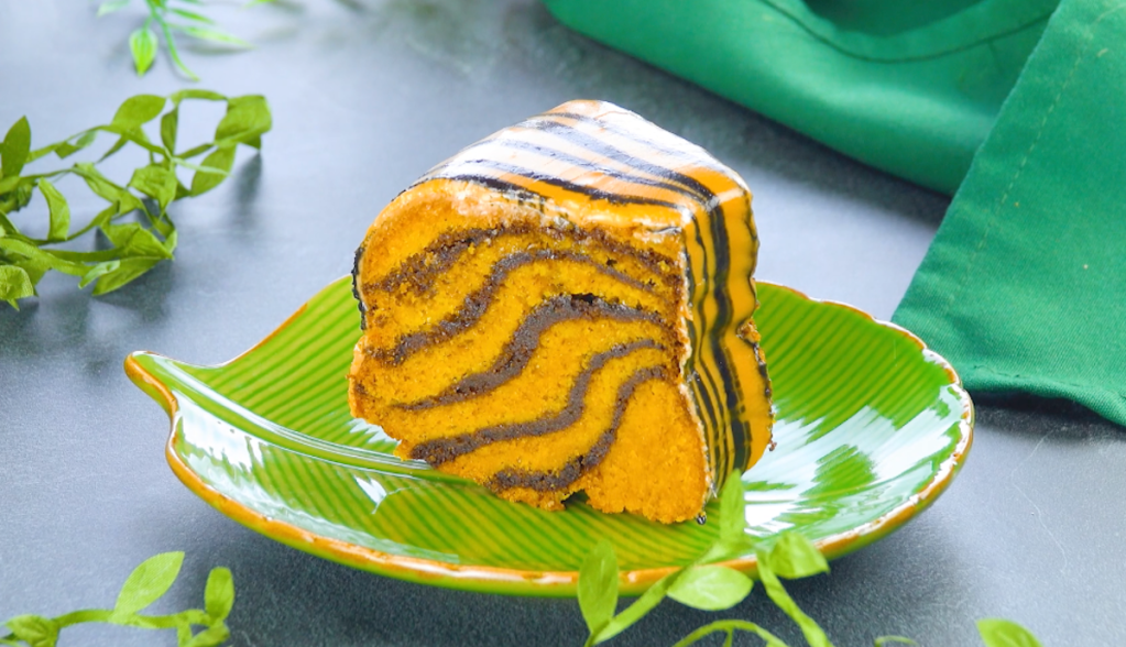 Saftiger Möhrenkuchen mit Zuckerguss im Tiger-Look.