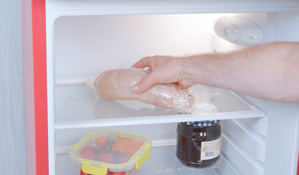 Eine gefÃ¼llte HÃ¤hnchenrolle wird in den KÃ¼hlschrank gelegt