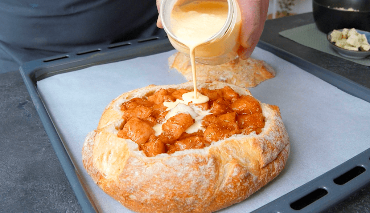 Eine Royale wird Ã¼ber ein gefÃ¼lltes WeiÃŸbrot gegossen.