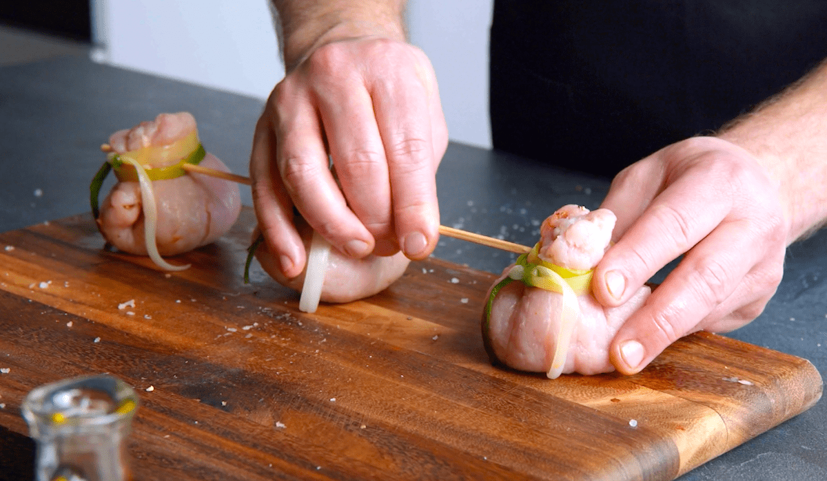 GefÃ¼llte Schweinefleisch-SÃ¤ckchen werden auf SchaschlikspieÃŸ aufgespieÃŸt