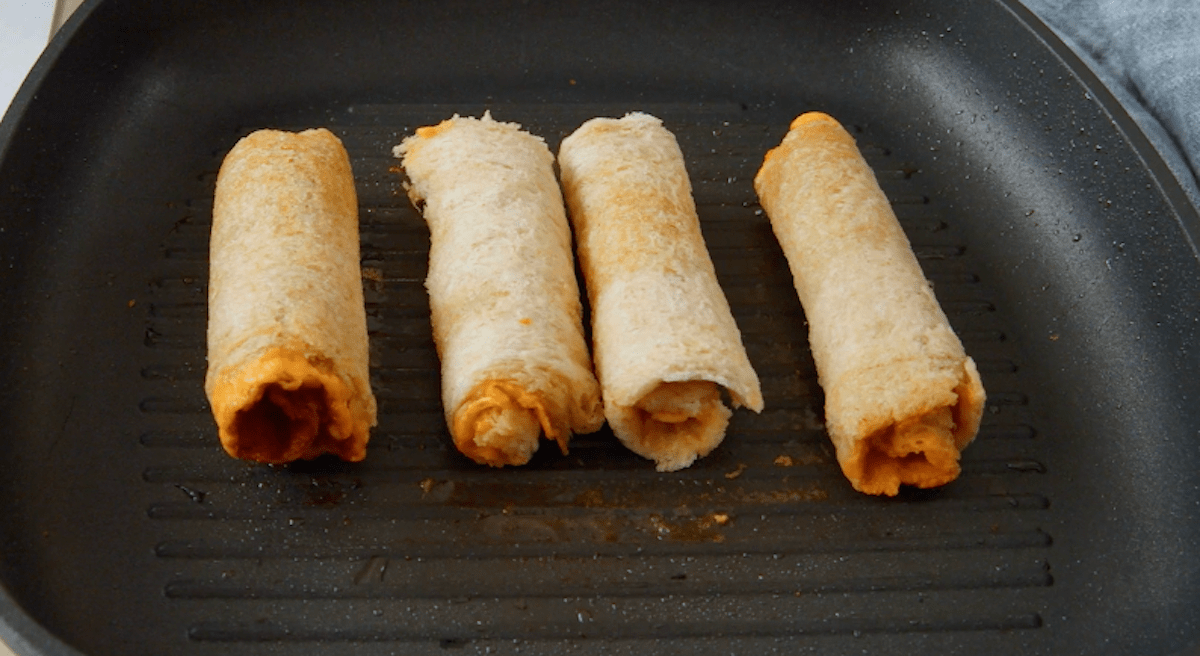 Mit Cheddar verfeinerte Toast rolls