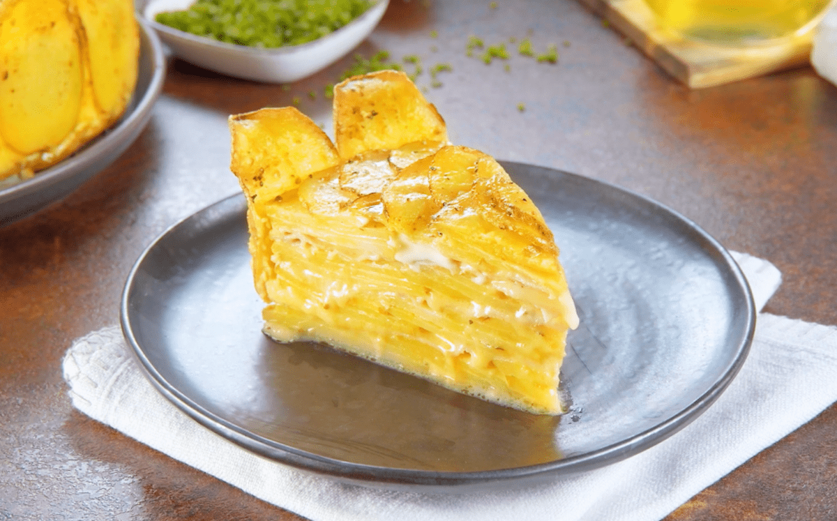 Herzhafter Kartoffelkuchen mit Kochschinken und geriebenen Emmentaler