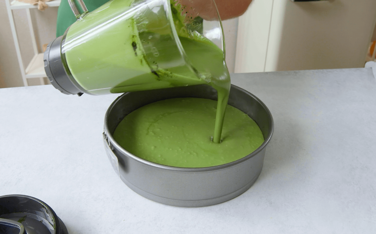 Matcha FrischkÃ¤secreme wird auf den Oreo Keksboden gegeben