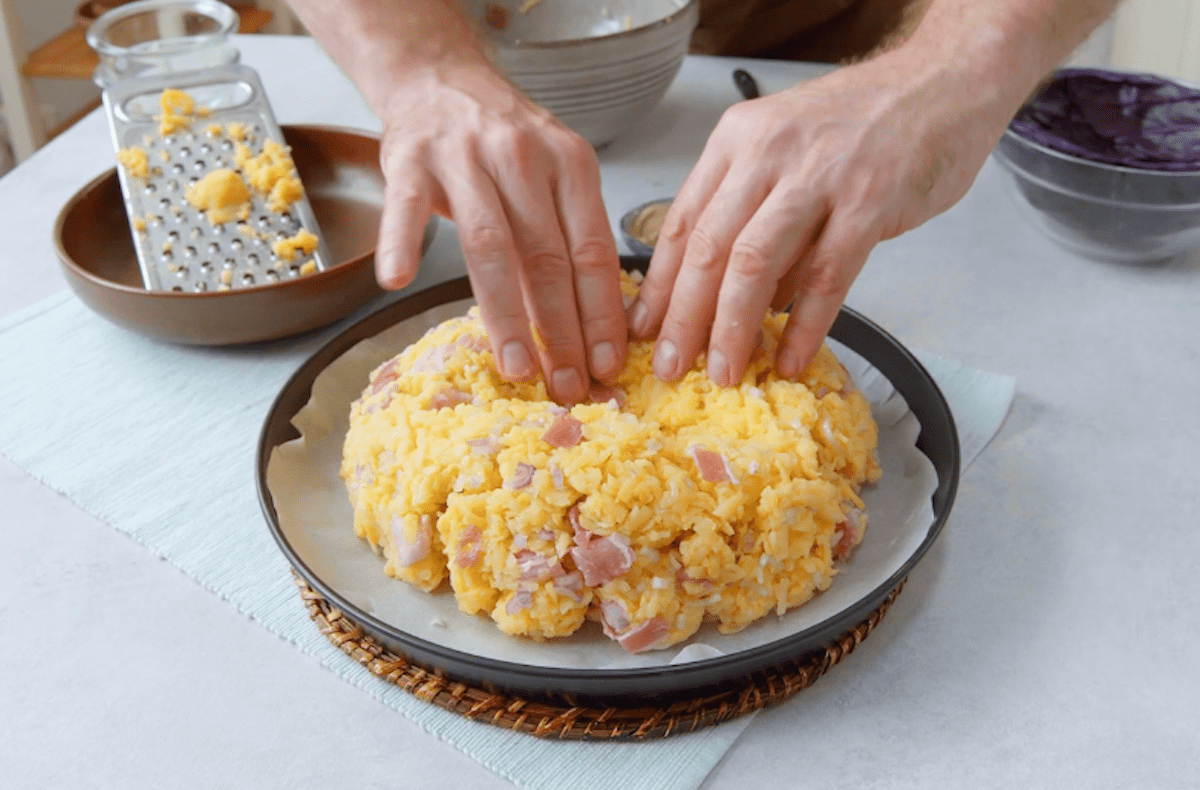 Kartoffelbrei mit Bacon in Donutform wird auf ein Backblech verteilt