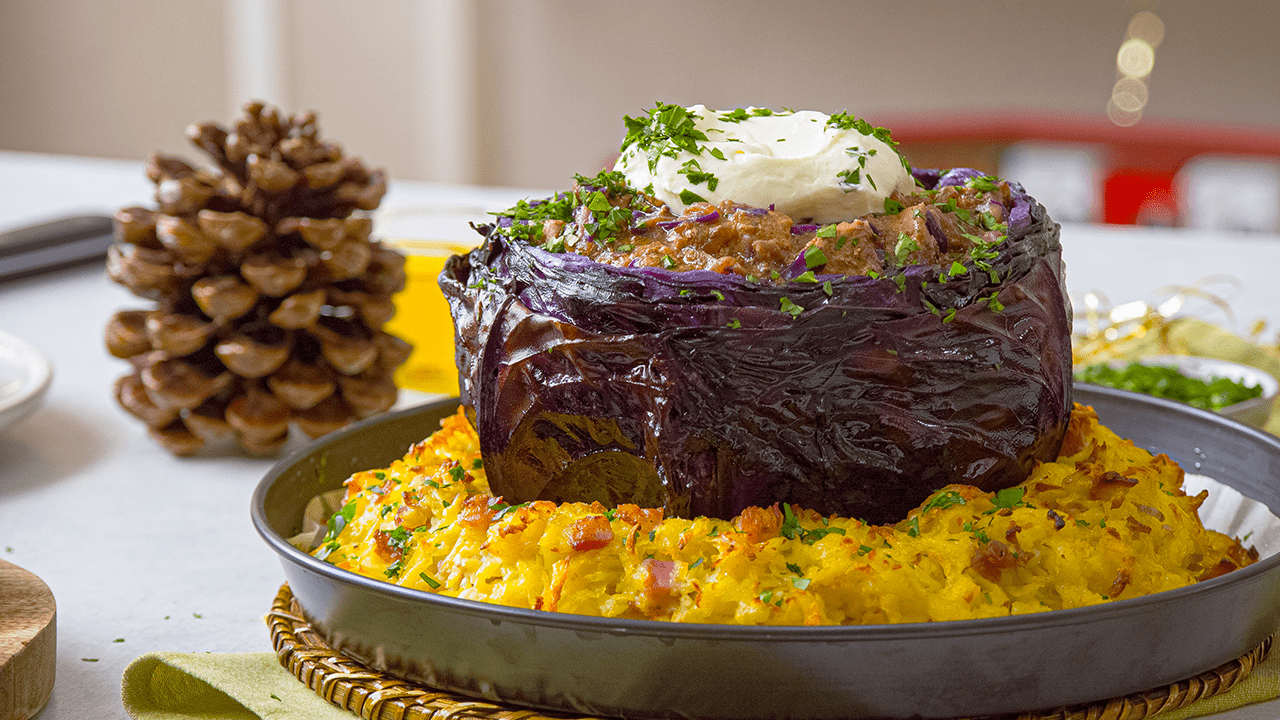 Mit Gulasch gefuÌˆllter Rotkohl auf knusprigem KartoffelroÌˆsti mit Bacon