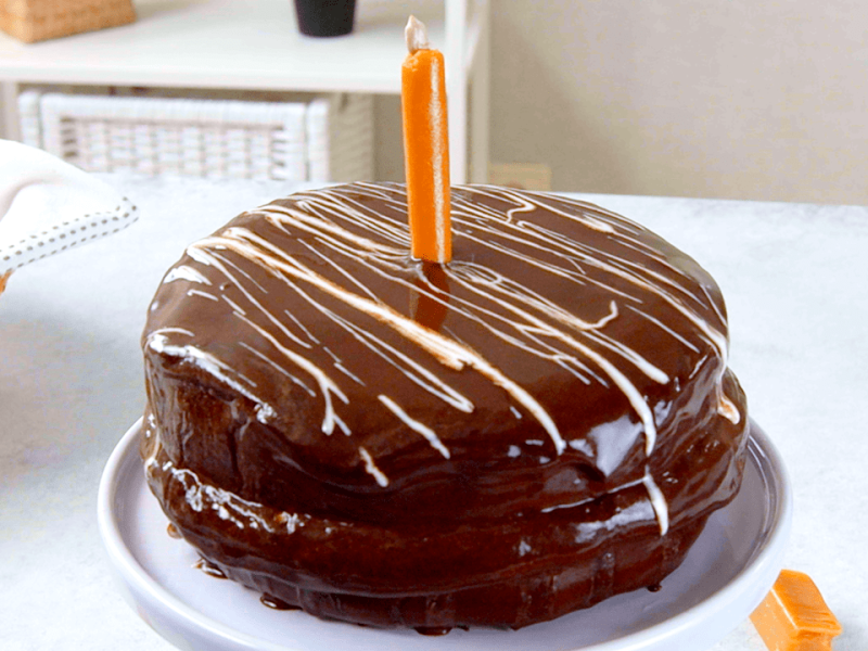 Schneller Kuchen gefüllt mit Karamellcreme und Marmelade