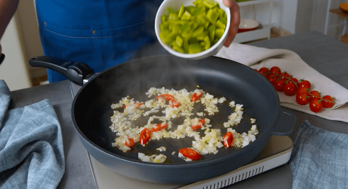 PaprikastÃ¼cke werden in eine Pfanne gegeben