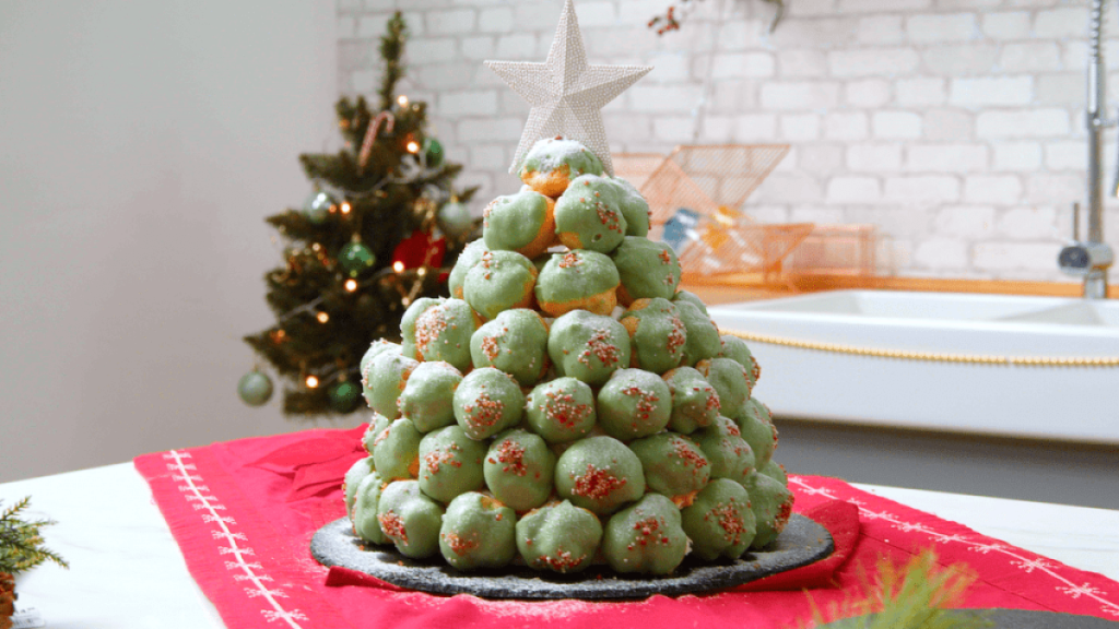 Croquembouche: in Weihnachtsbaumform gestapelte Mini-Windbeutel mit grünem Schokoladenüberzug.