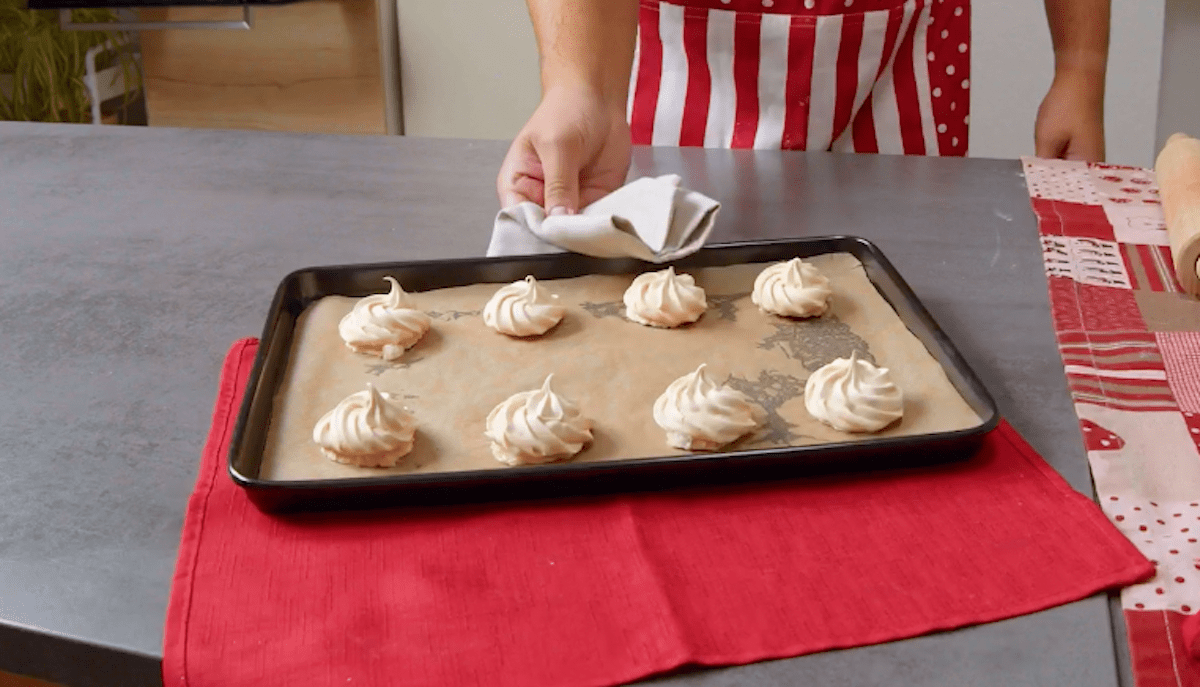 Gebackene Meringues auf einem Backblech