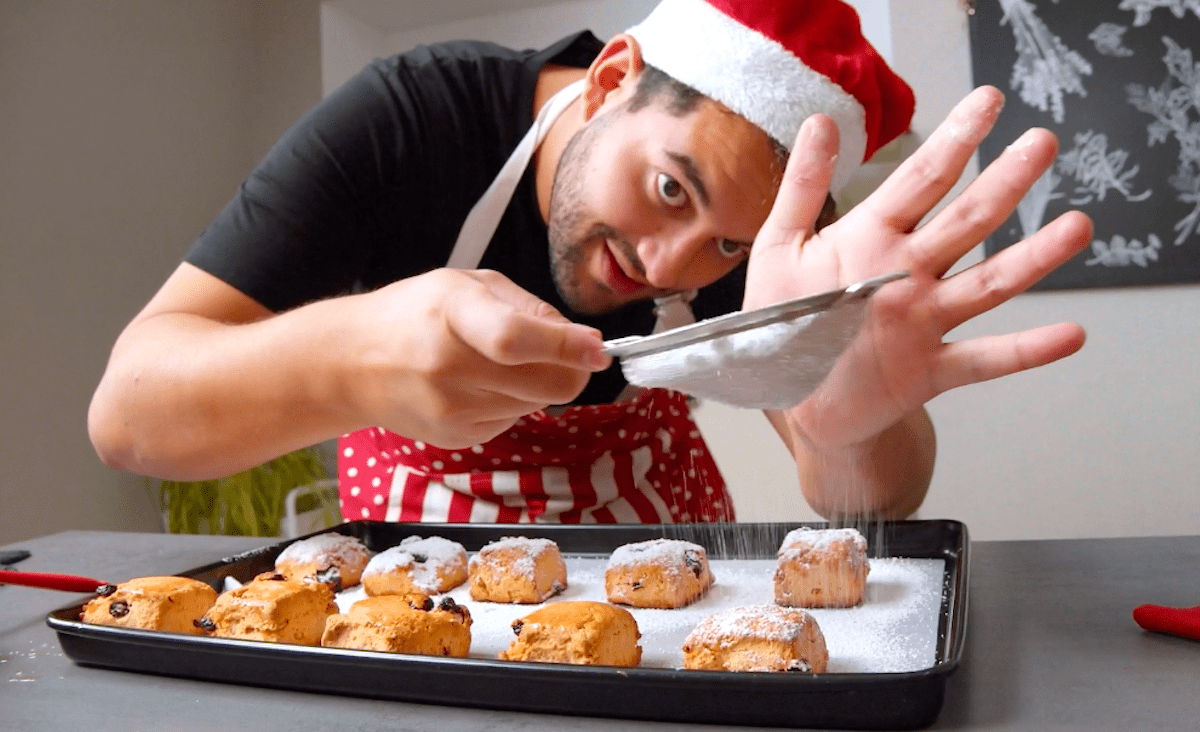 Stollenkonfekt wird mit Puderzucker bestreut