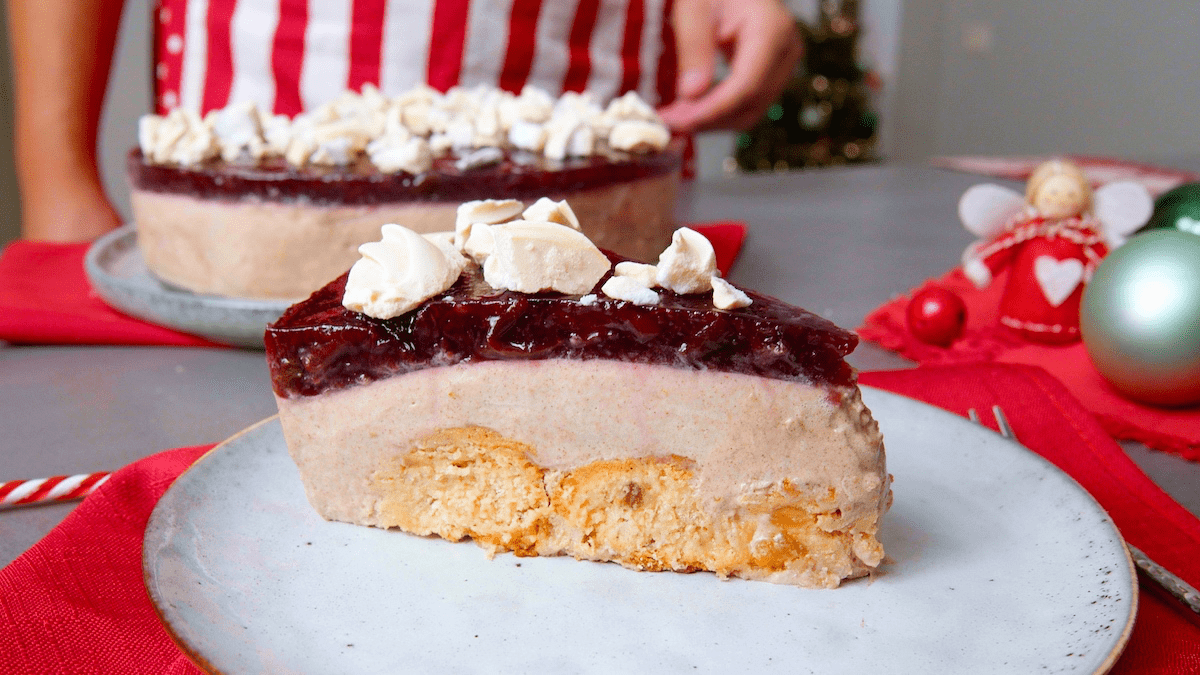 Weihnachtlicher Stollenkuchen mit Pflaumensauce, Zimtmousse und Meringues