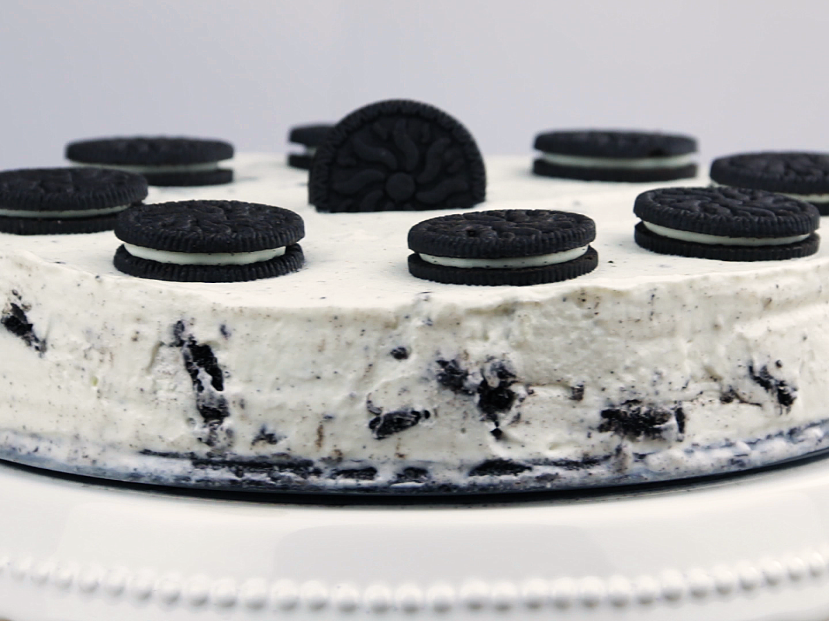 Tortenplatte mit Oreo-Käsekuchen