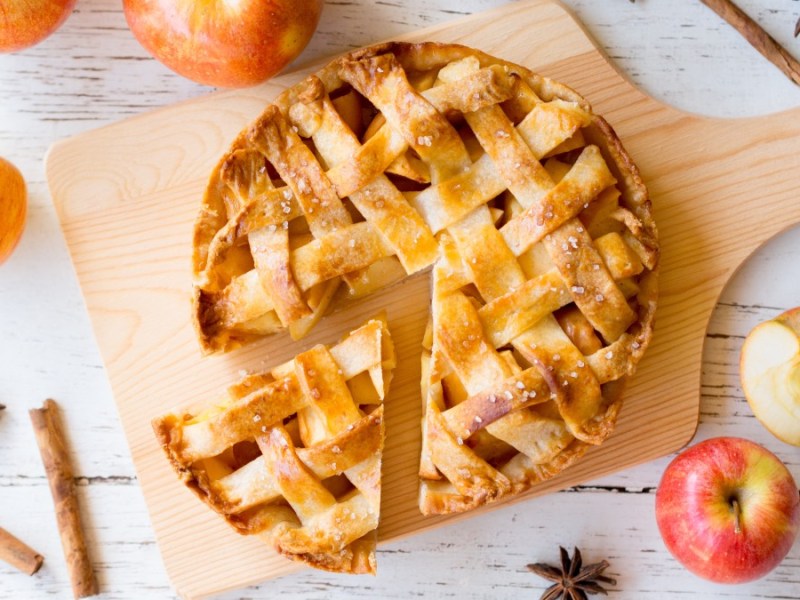 Apfeltorte mit Gitter auf Holzbrett