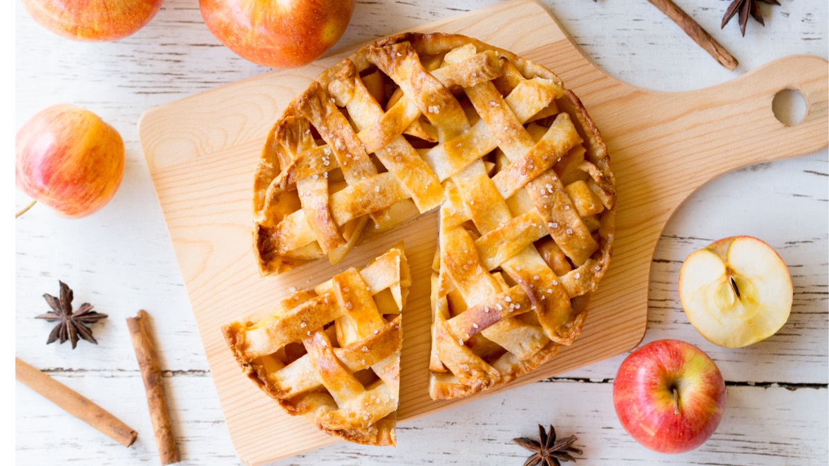 Apfeltorte mit Gitter auf Holzbrett