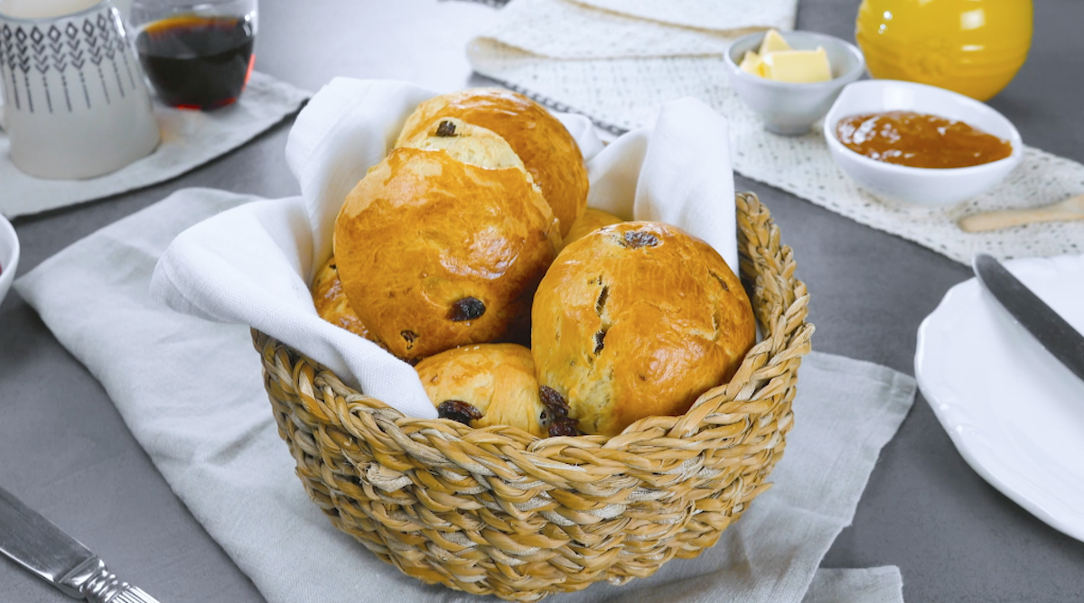 Ein Korb vollen selbst gemachter RosinenbrÃ¶tchen