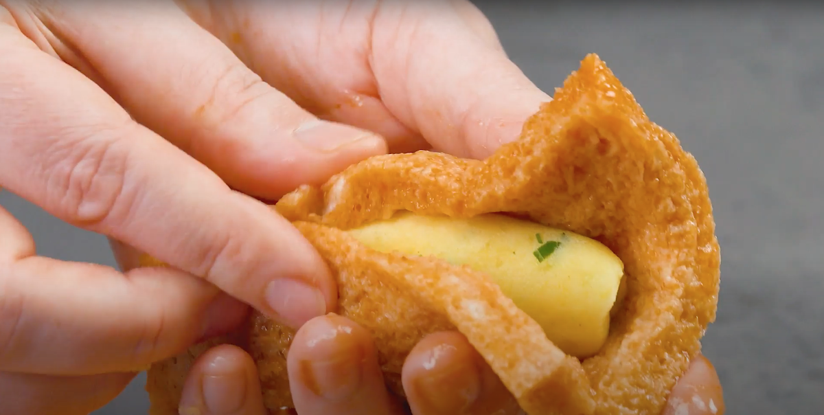 Kartoffelmasse wird in Scheibe Toastbrot eingewickelt